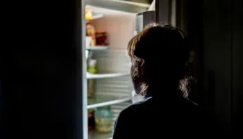 E dinit? Këto gabime në darkë po ju prishin gjumin