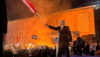 “E gjithë Tirana në rrugë”/ Berisha njofton datën e protestës së rradhës: Të vazhdojmë kryengritjen tonë paqësore