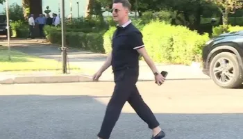 ‘E kam të vështirë të paguaj këtë çmim nafte’, Braçe ‘braktis’ makinën dhe ecën në këmbë rrugëve të Tiranës