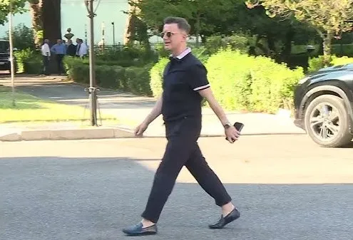 ‘E kam të vështirë të paguaj këtë çmim nafte’, Braçe ‘braktis’ makinën dhe ecën në këmbë rrugëve të Tiranës