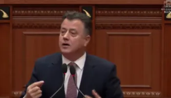 “E keni zegjinizuar parlamentin”/ Çaushi i kthehet Nokës: Bëre me shtëpi kunatat bullgare, greke e rumune
