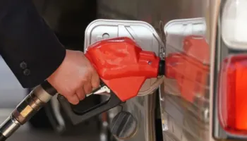 E mërkura nis me rënie të çmimit të naftës në tregjet aziatike, Trump: Negociatat me Iranin kanë përparuar