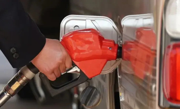 E mërkura nis me rënie të çmimit të naftës në tregjet aziatike, Trump: Negociatat me Iranin kanë përparuar