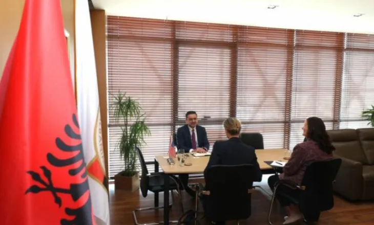 E Ngarkuara me Punë e Ambasadës së SHBA VanHorn takim me kreun e Doganave, në fokus lufta kundër krimit