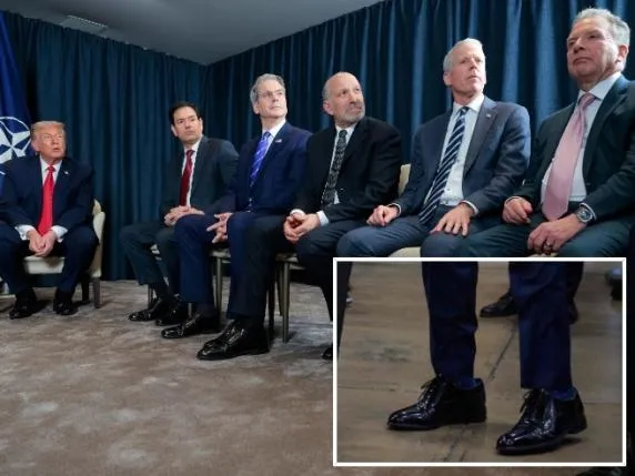 E pabesueshme! Trump i fiksuar pas këpucëve 145 dollarëshe, imponon vartësit t’i veshin