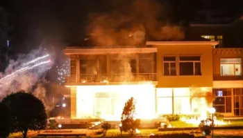 “E papranueshme”, edhe ambasada e Gjermanisë në Shqipëri reagon pas sulmit me molotovë në ‘Vilën 31’
