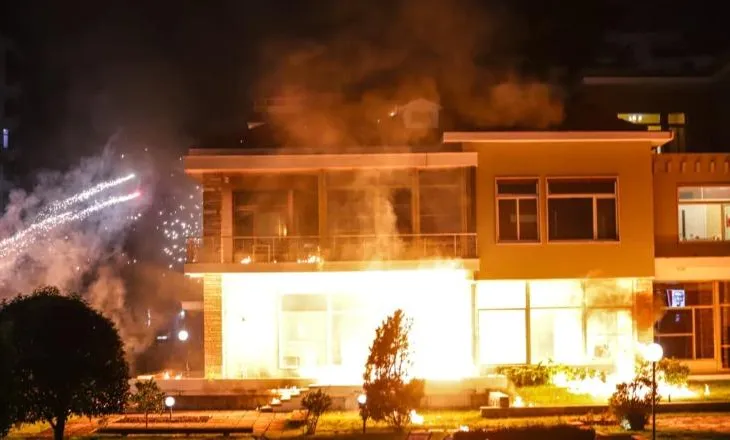 “E papranueshme”, edhe ambasada e Gjermanisë në Shqipëri reagon pas sulmit me molotovë në ‘Vilën 31’