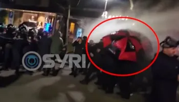 E paprecedentë/ Ja pamjet kur policia sulmon me gaz lotsjellës dhe ujë me presion liderin e opozitës, Sali Berisha