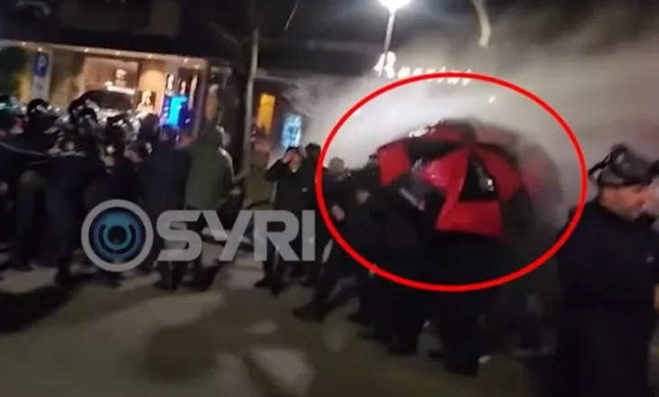 E paprecedentë/ Ja pamjet kur policia sulmon me gaz lotsjellës dhe ujë me presion liderin e opozitës, Sali Berisha