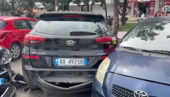 E pazakontë/ Aksident zinxhir, 6 makina përplasen në qendër të qytetit