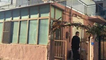 E rëndë/ Gjysmë e zhveshur me një rrip rreth qafës, 59-vjeçarja gjendet e vdekur në banesë, ishte denoncuar si e…