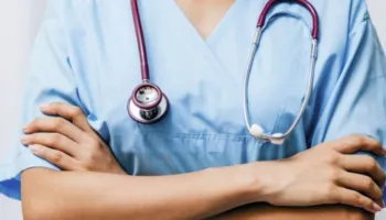 E rëndë/ Infermieri i Mjekësisë Ligjore në Elbasan, goditet me mjet prerës për shkak të detyrës