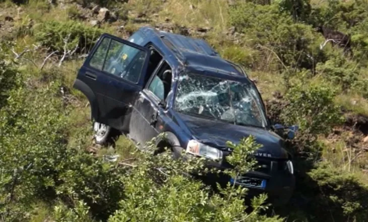 E rëndë/ Makina bie në greminë, ja si paraqitet gjendja e shoferit