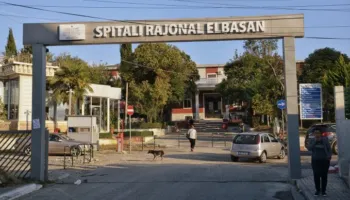 E rëndë në Elbasan! Zetori përmbyset gjatë punës, humb jetën 63-vjeçari