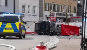 E rëndë në Gjermani, 29-vjeçarja shqiptare dhe djali i saj 3-vjeç përplasen për vdekje nga kamioni