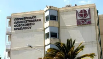 E rëndë në Greqi, foshnja e sapolindur gjendet e pajetë në djep, dyshimet e para të hetuesve