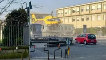 E rëndë në Itali, gjimnazisti godet më thikë mësuesen jashtë derës së shkollës