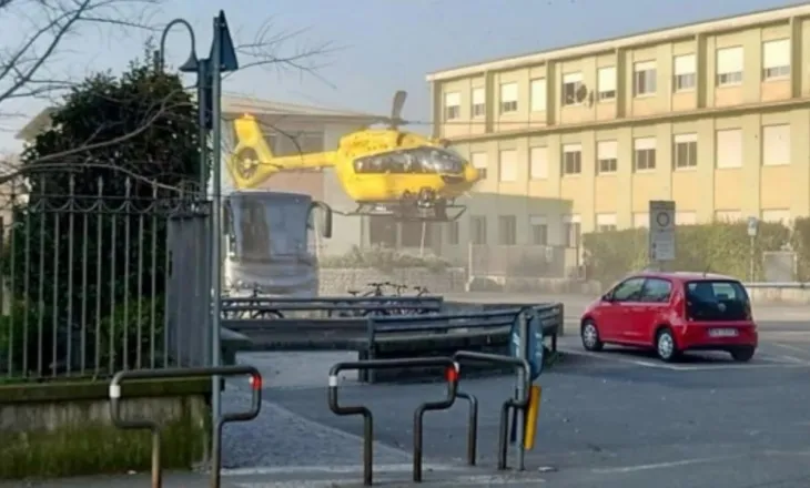 E rëndë në Itali, gjimnazisti godet më thikë mësuesen jashtë derës së shkollës