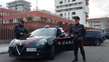 E rëndë në Itali/ Nuk pranonte dot ndarjen, shqiptari sulmon me hanxhar mishi bashkëshorten në mes të rrugës!