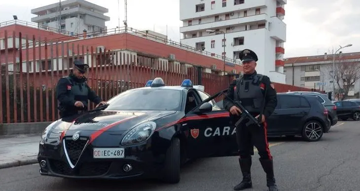 E rëndë në Itali/ Nuk pranonte dot ndarjen, shqiptari sulmon me hanxhar mishi bashkëshorten në mes të rrugës!