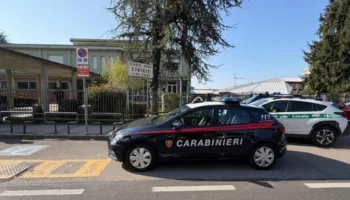 E rëndë në Itali, nxënësi godet me thikë në kokë mësuesen