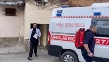 E rëndë në Korçë/ 14-vjeçarja tenton përsëri vetëvrasjen me hedhje nga pallati, shpëtohet nga banori