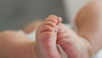 E rëndë në Korçë! Foshnja 2 muajshe rrezikon jetën, niset drejt Tiranës, dyshohet nga kequshqyerja