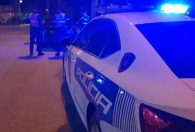 E rëndë në Tiranë! Dyshohet se qëlloi veten me armë zjarri në banesë, humb jetën 47-vjeçari