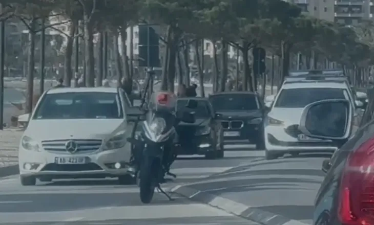 E rëndë në Vlorë/ Tre persona dhunojë pronarin e një lokali në Lungomare, dërgohet me urgjencë në spital