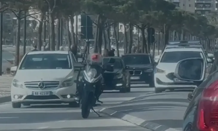 E rëndë në Vlorë/ Tre persona dhunojnë pronarin e një lokali në Lungomare, dërgohet me urgjencë në spital