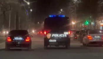 E rëndë/ Turisti i huaj grabitet në mes të Lungomares, autori shpallet në kërkim