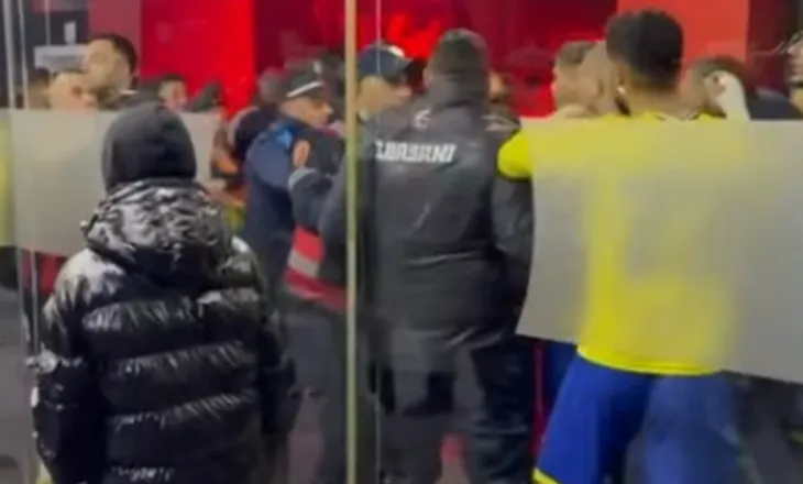 E shëmtuar në Vlorë/ Përplasje të dhunshme dhe kaos pas sfidës Flamurtari-Elbasani, ndërhyn edhe policia