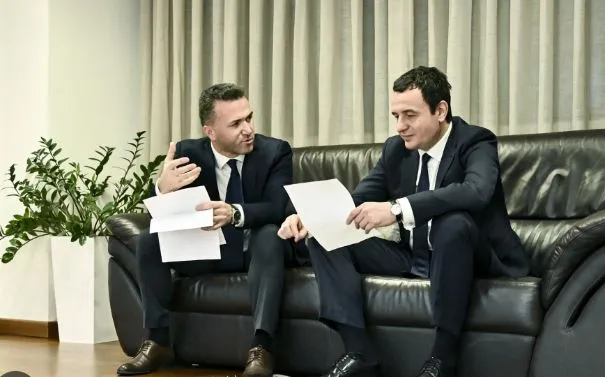 ‘E verbuar për pushtet!’ Këshilltari i Kurtit sulmon Osmanin: Zgjodhi shkeljen e Kushtetutës!