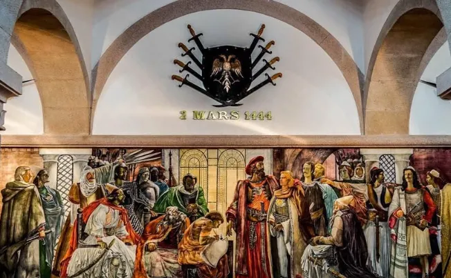 Edhe Gjergj, edhe Skënder. Gjergjin s’e harroi, Skënderin s’e hoqi!