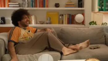 “Edhe kur nuk bëj dush, unë mbaj erë të mirë!”/ Benny Blanco tallet me thashethemet për higjienën, pasi videoja me këmbët e pista u bë virale