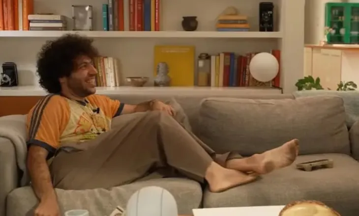 “Edhe kur nuk bëj dush, unë mbaj erë të mirë!”/ Benny Blanco tallet me thashethemet për higjienën, pasi videoja me këmbët e pista u bë virale