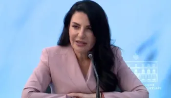 Edhe pse e pezulluar nga GJKKO, Balluku shkon në ministri, mbledh stafin në dorëzimin e stafetës tek Karakaçi