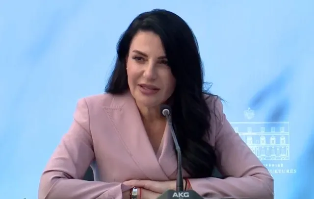 Edhe pse e pezulluar nga GJKKO, Balluku shkon në ministri, mbledh stafin në dorëzimin e stafetës tek Karakaçi