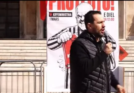 ‘Edi Rama, o hajdut’/ Lapaj protestë: Koha e frikës në këtë vend duhet të marrë fund