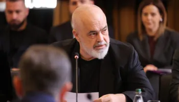Edi Rama paralajmëron shkërmoqjen e PS në fraksione, situata e degraduar e mazhorancës detyron kryeministrin…
