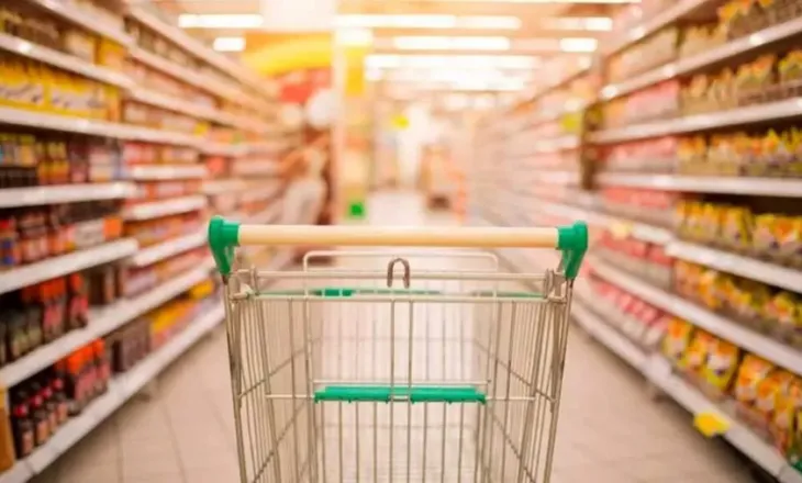 Eksodi i ri: Shqiptarët emigrojnë çdo ditë për të furnizuar makinat dhe për të blerë ushqime e ilaçe