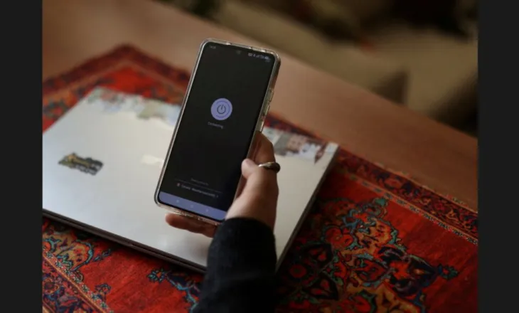 Ekspertët: Ndërprerja e internetit, mjet i regjimit të dëshpëruar për të izoluar iranianët