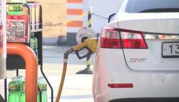 Ekspertët: Ulja e akcizës s’jep efekt, duhet hequr fare pasi e dyfishon çmimin e naftës
