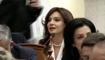 Elisa Spiropali ironizon Këlliçin: Më vjen keq që largimin tim e paralajmëroi Berisha, e habitur si i doli fjala