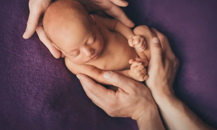 Emigracioni i të rinjve dhe kostot e jetesës ulin lindjet me 35% në një dekadë