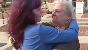 Emocionuese, nëna e zhdukur takon të bijën pas 25 vitesh (VIDEO)