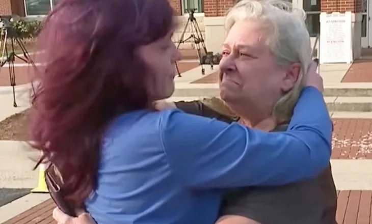 Emocionuese, nëna e zhdukur takon të bijën pas 25 vitesh (VIDEO)