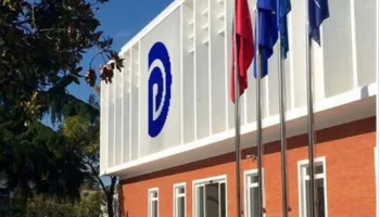 “Emra qesharakë, dalin në skenë për të marrë partinë”/ Skeja: PD ka humbur historinë, ka identifikuar veten me Berishën