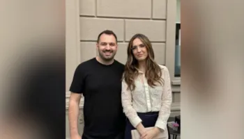 Enxhi Nini jep lajmin e rikthimit: Do vij së shpejti me një këngë shqip. A do e “përdorë” vëllain Aldor Nini?