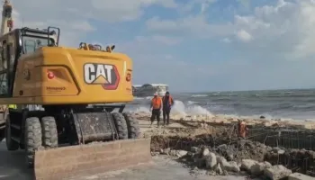 Era e fortë shkakton incident në Durrës, vetrata e xhamit shkëputet nga fasada e pallatit, s’ka të lënduar